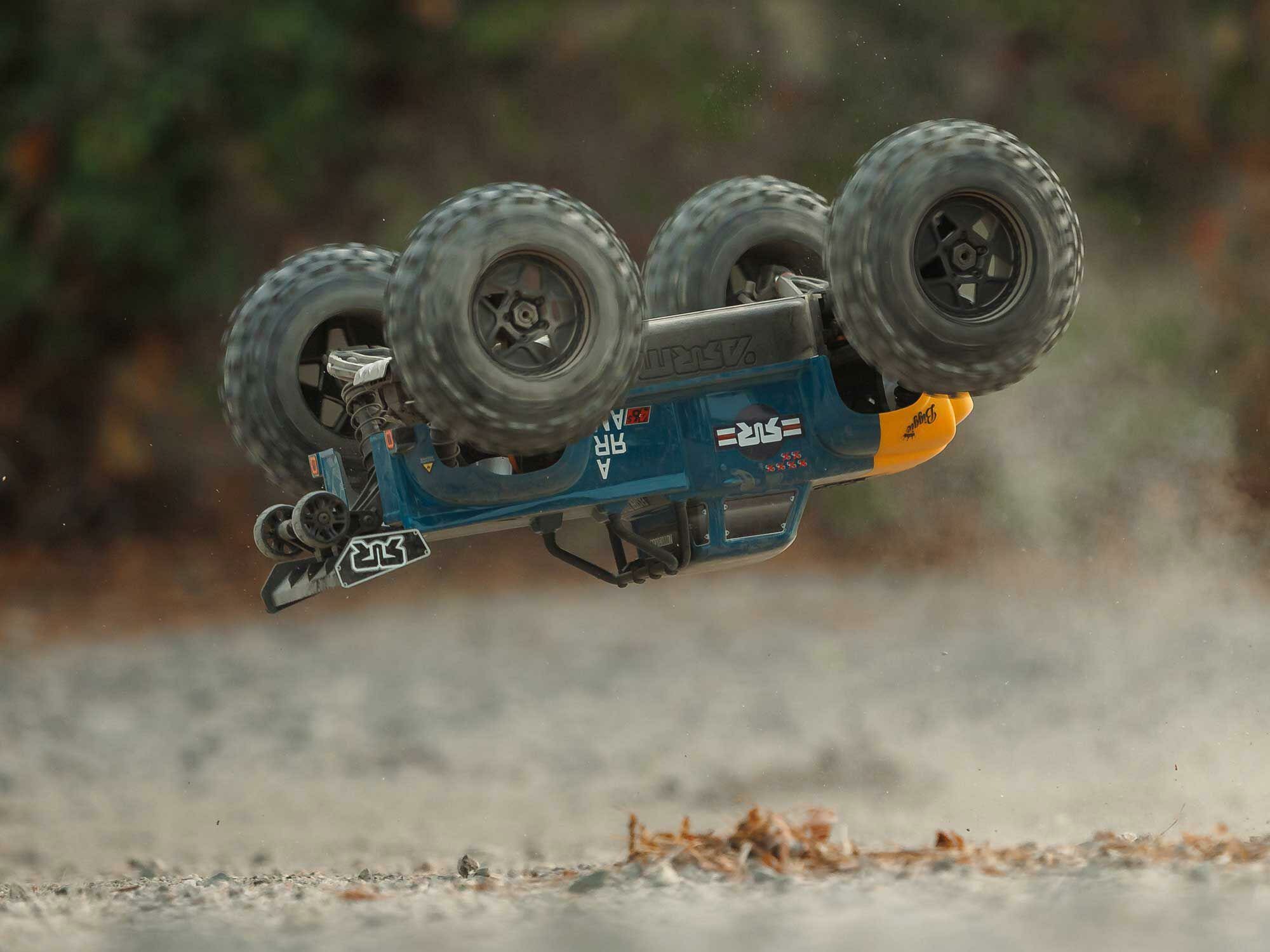 blue 1/8 NOTORIOUS 6S V6 4X4 BLX Stunt Truck RTR - Image 17