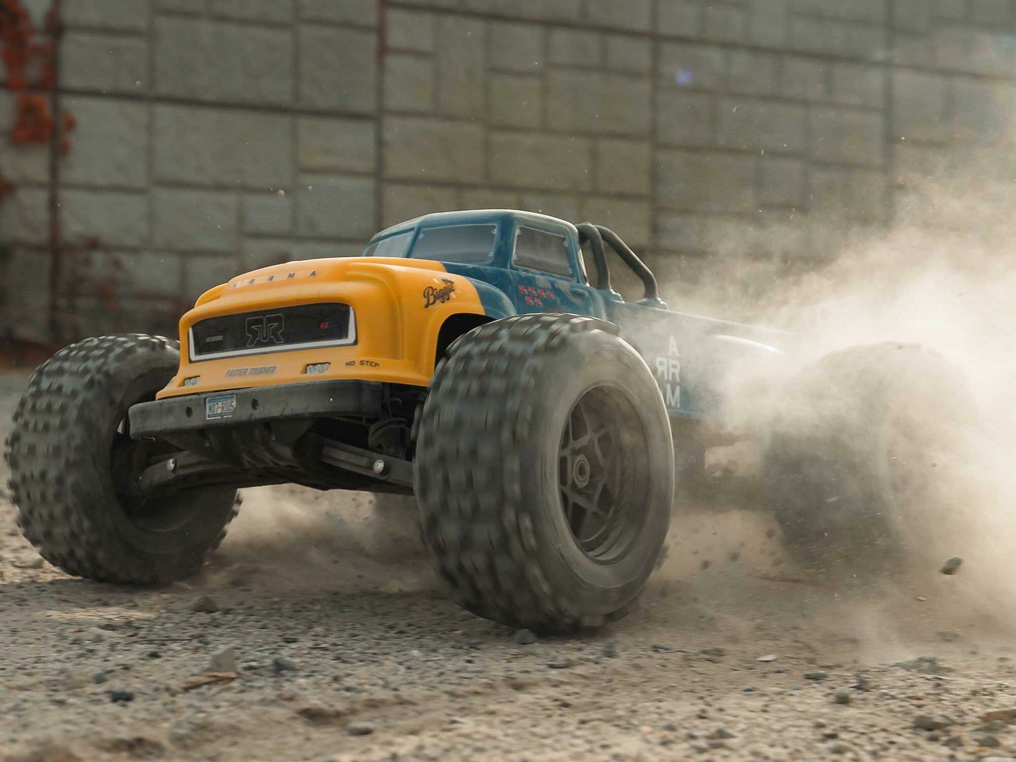blue 1/8 NOTORIOUS 6S V6 4X4 BLX Stunt Truck RTR - Image 19